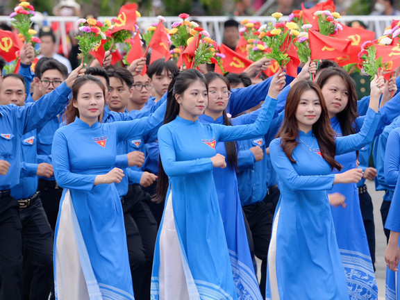 Rạng rỡ những 'bóng hồng' tham gia diễu hành kỷ niệm 70 năm giải phóng Hải Phòng