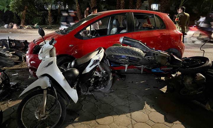 Ô tô tông liên hoàn loạt xe máy ở Hà Nội, tài xế loạng choạng bước xuống