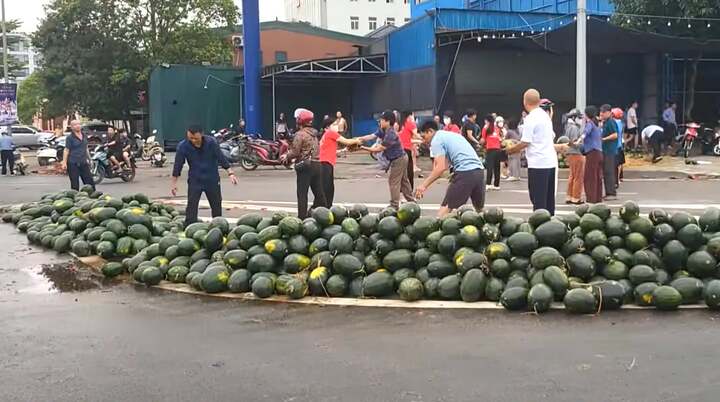 Dưa hấu đổ ra đường sau tai nạn, người dân xúm vào thu dọn, mua giúp tài xế