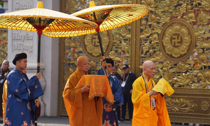 Dòng người cung thỉnh Xá lợi trái tim Bồ tát Thích Quảng Đức vào tháp Đa Bảo