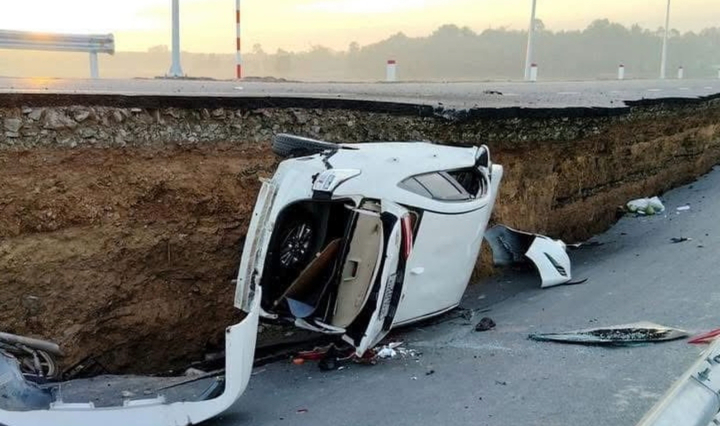 Sập đường dẫn vào cầu Hòa Bình ở Tây Ninh, ô tô và 2 xe máy rơi xuống hố