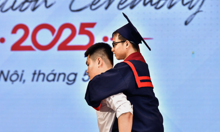  Đôi bạn thân tái hiện hình ảnh '10 năm cõng bạn' tại lễ tốt nghiệp gây xúc động