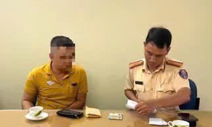 Phạt tài xế xe buýt mở cửa xe bất cẩn còn lớn tiếng đe dọa người đi đường