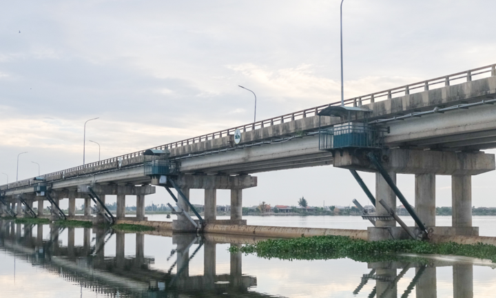 Bỏ xe máy trên bờ, người mẹ ôm con gái nhảy xuống sông Hương tự tử