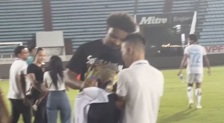 CĐV gọi tên, Xuân Son đáp lại bằng tiếng Việt hài hước