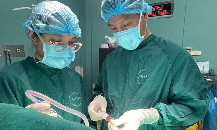 Bệnh nhân nói chuyện với bác sĩ suốt ca mổ não