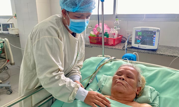 Con gái nghèo dốc toàn bộ tích cóp 10 năm để cứu mẹ nguy kịch