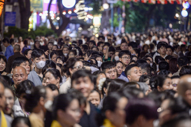 Dòng người xếp hàng xuyên đêm chờ chiêm bái xá lợi Phật