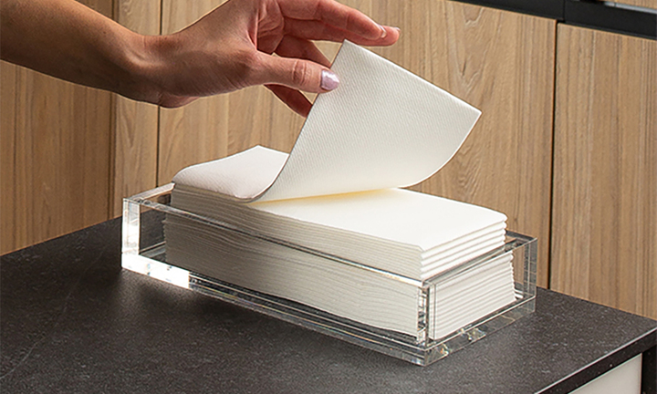 Mặt sưng vù sau khi lau bằng khăn giấy ở nhà hàng