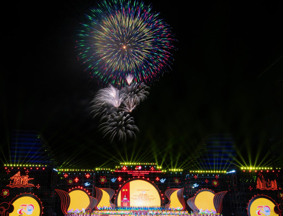 Mãn nhãn màn pháo hoa rực trời phố Cảng kỷ niệm 70 năm Giải phóng thành phố