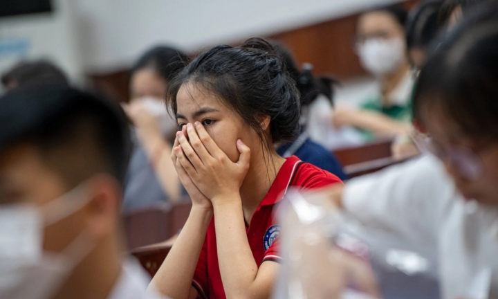 'Con sắp thi lớp 10, cả nhà tôi như bị câm'