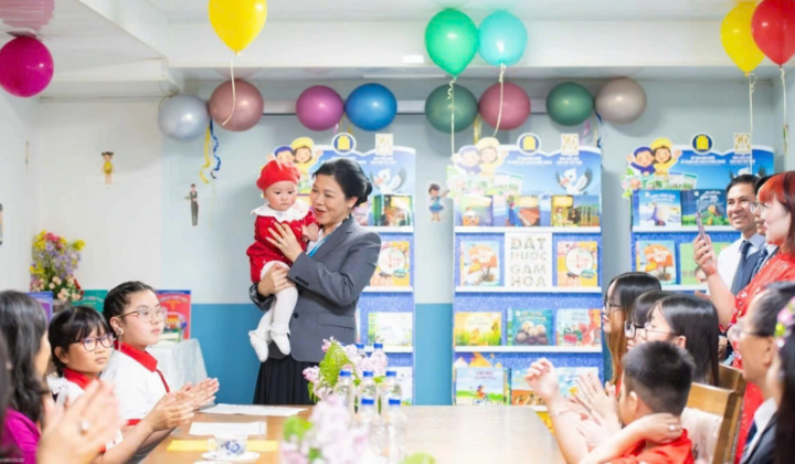 Phu nhân Ngô Phương Ly thăm lớp học tiếng Việt tại Belarus