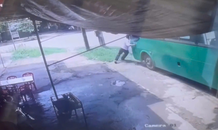 Ngăn xe bus trôi, một phụ xe ở Quảng Ngãi bị tông tử vong