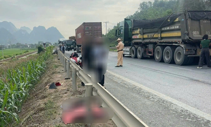 Xe đầu kéo va chạm 3 xe máy, hai người thương vong