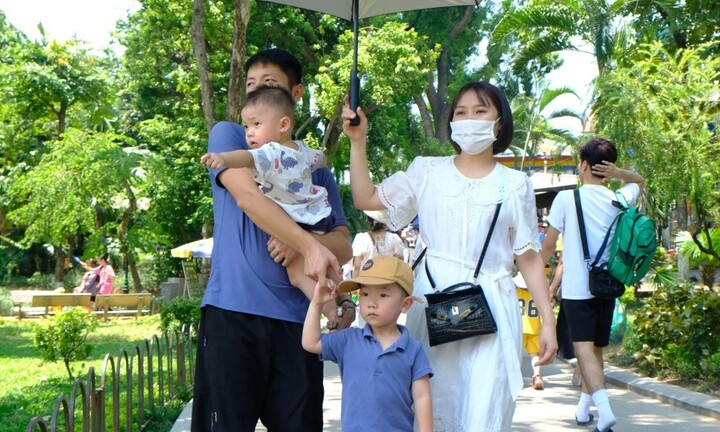 Bộ Chính trị yêu cầu có chính sách hỗ trợ phụ nữ sinh đủ hai con trước 35 tuổi