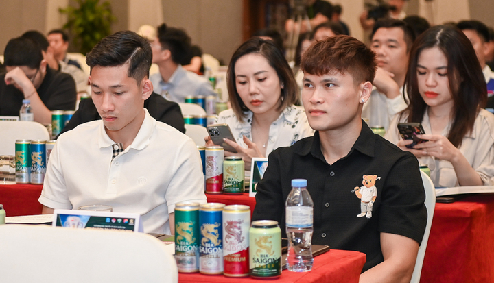 Nhà vô địch AFF Cup 2024 hồi tưởng kỷ niệm trên sân phủi