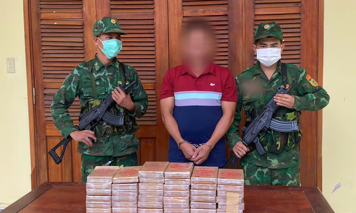 Bắt kẻ vận chuyển 14,3kg ma túy từ Lào về Việt Nam