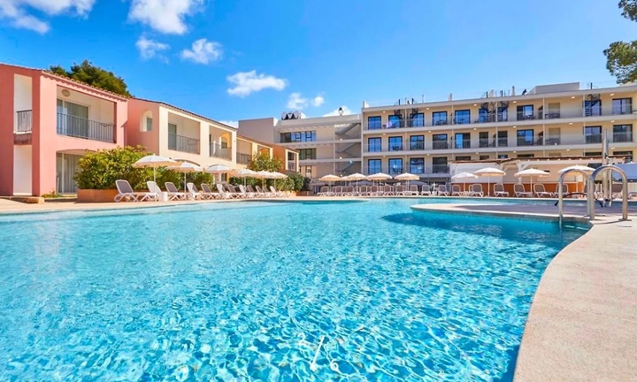 Phấn khích nhìn thấy hồ bơi khách sạn, cậu bé lao qua cửa kính, bị thương nặng