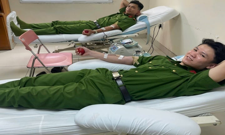 3 chiến sĩ cảnh sát cơ động hiến máu giúp bệnh nhân ung thư qua cơn nguy kịch