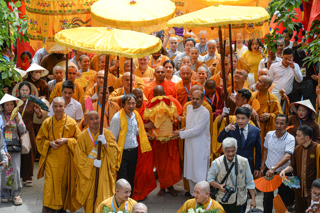 Cung rước xá lợi Phật về chùa Tam Chúc, hàng vạn phật tử thành kính chiêm bái