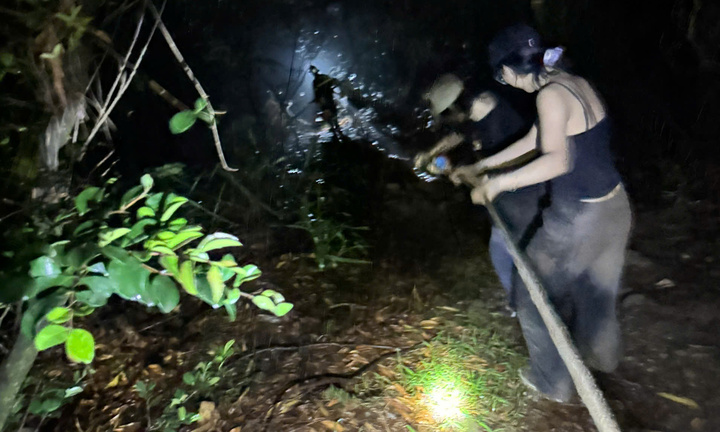 Giải cứu nhóm người đi lạc trên núi Hàm Lợn trong đêm ở Hà Nội