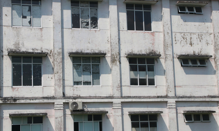 Cảnh đổ nát, bẩn thỉu trong bệnh viện trăm tỷ vắng bệnh nhân ở Huế 