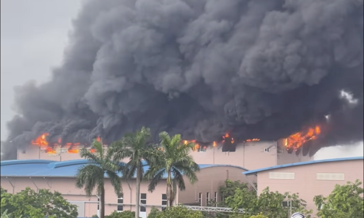 Cháy ngùn ngụt tại xưởng sản xuất giày da 3.200m² ở Vĩnh Phúc