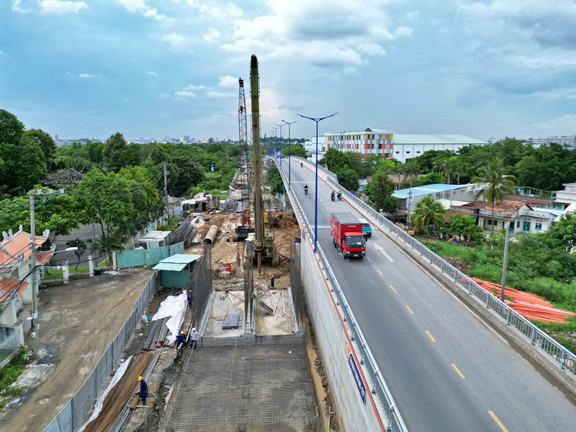 Sau sự cố hằn lún, cầu 700 tỷ đồng cửa ngõ phía Đông TP.HCM có đảm bảo an toàn?