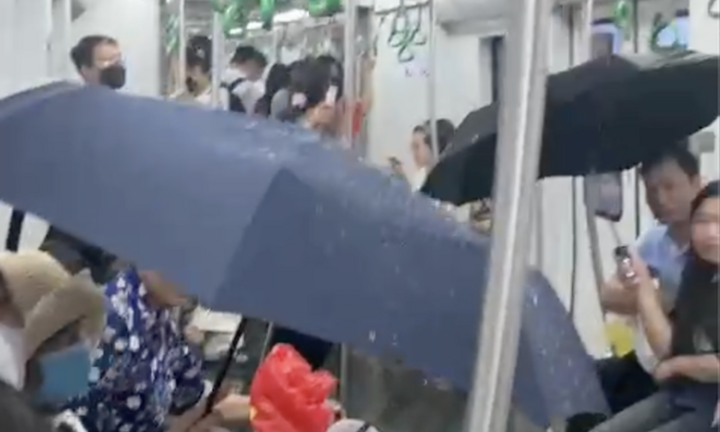 Hành khách đi tàu Cát Linh - Hà Đông phải che ô: Hanoi Metro báo cáo gì?