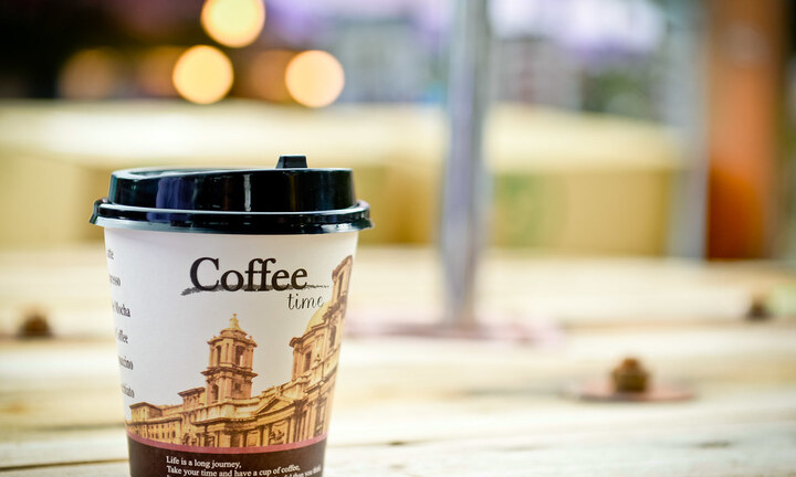 Uống cà phê tại quán vẫn bị ép dùng cốc nhựa