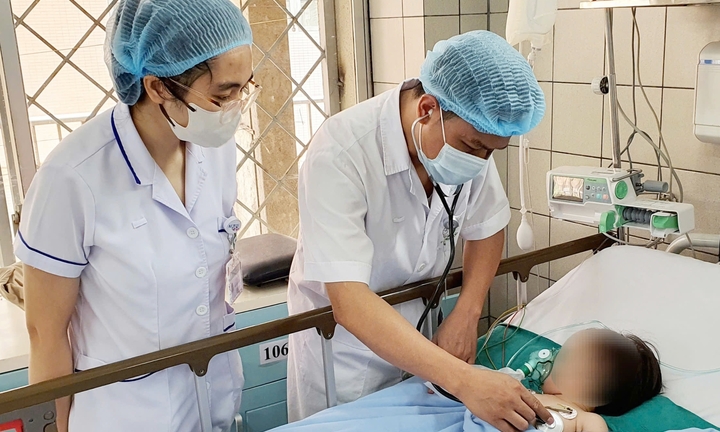 Ngã vào xô chứa nước thải điều hoà, bé gái 19 tháng suýt mất mạng