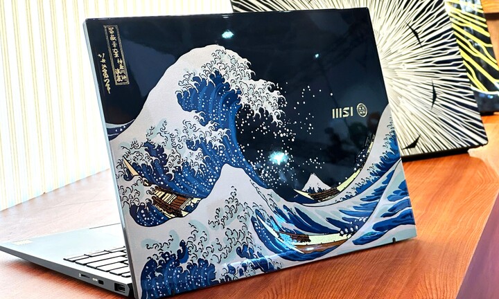 Cận cảnh laptop MSI hoạ tiết sơn mài dùng bột vàng lá chế tác