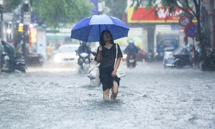 Hà Nội mưa lớn, nguy cơ ngập úng tại gần 100 điểm, tuyến phố
