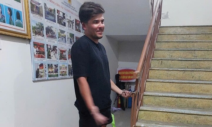 Giải cứu nam du khách nước ngoài định nhảy cầu ở Đà Nẵng