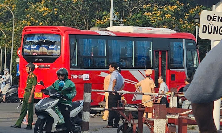 Xe khách va chạm xe máy, 4 mẹ con thương vong