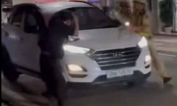 Né chốt đo nồng độ cồn, tài xế lao thẳng ô tô vào CSGT