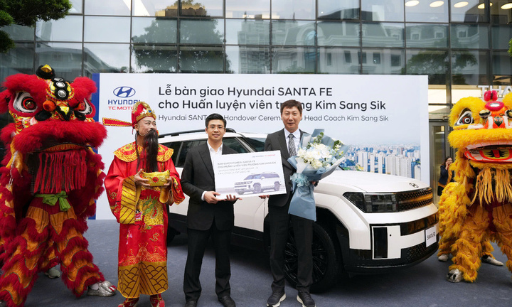 Hyundai Thành Công bàn giao xe Santa Fe cho HLV Kim Sang-sik
