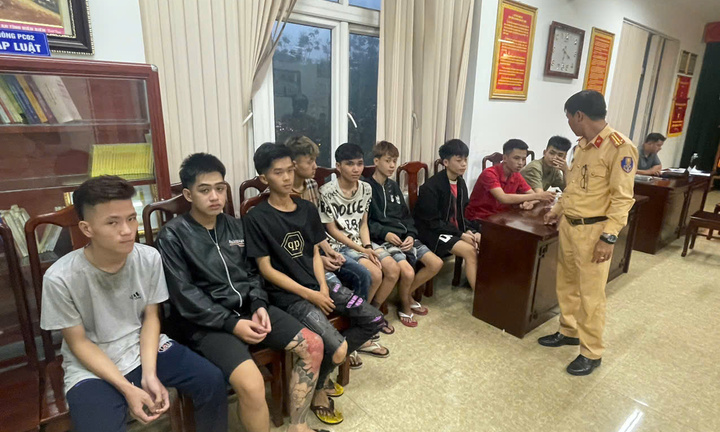 Xử lý nhóm 11 thanh thiếu niên đi xe máy kẹp ba, mang dao, súng cao su diễu phố