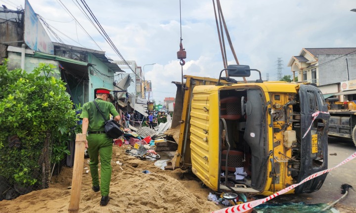 Xe tải chở cát va chạm 3 xe máy rồi đâm vào nhà dân, 5 người thương vong