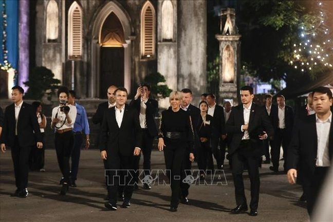 Tổng thống Pháp Emmanuel Macron và Phu nhân dạo phố cổ Hà Nội
