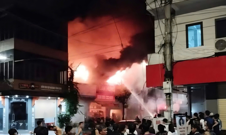 Cháy cửa hàng phụ tùng xe máy điện, lửa lan sang 3 nhà bên cạnh