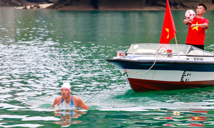 Ánh Viên bơi 1 km kéo ca nô trên biển, lập kỷ lục độc lạ