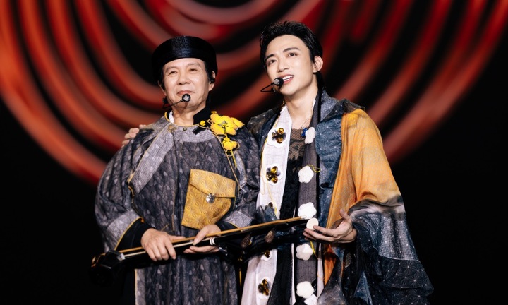 Soobin hát xẩm với Binz, chơi đàn bầu cùng bố