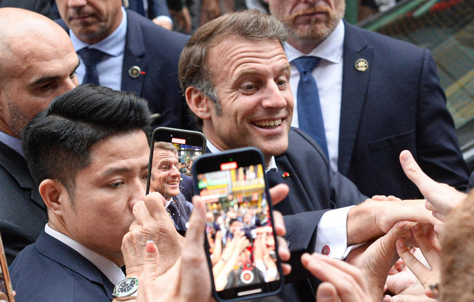 Tổng thống Pháp cùng Phu nhân ăn trưa ở phố cổ, thân thiện bắt tay người dân