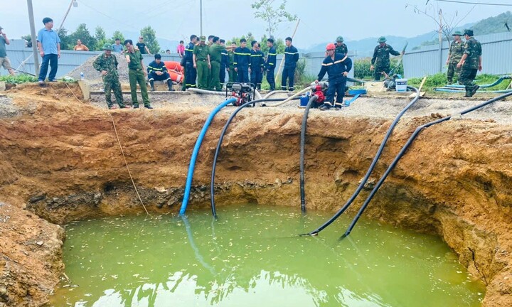 Xe máy rơi xuống 'hố tử thần': Lắp 5 máy bơm hút nước tìm kiếm nạn nhân