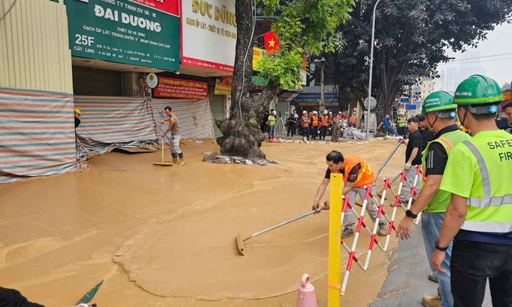  'Suối bùn' hầm ngầm metro Nhổn - ga Hà Nội lại trào lên mặt đường ở Hà Nội