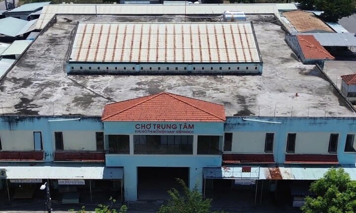 Giá thuê mặt bằng ở chợ đột ngột tăng vọt, hàng trăm tiểu thương điêu đứng