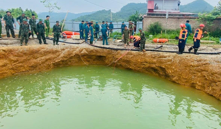 Thông tin mới nhất vụ người đi xe máy lao xuống 'hố tử thần' sâu 10m ở Bắc Kạn