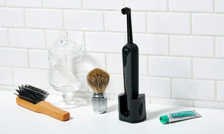 Phát hiện chồng đưa bồ nhí về nhà nhờ chiếc bàn chải thông minh