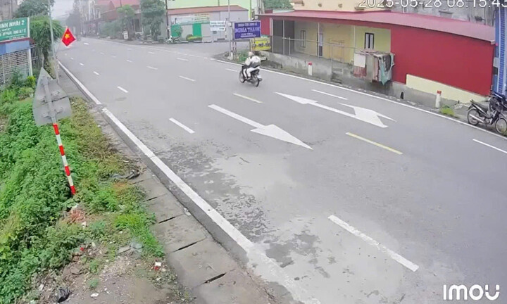 Bé trai 3 tuổi tuột tay bố, băng qua đường bị xe tải đâm tử vong